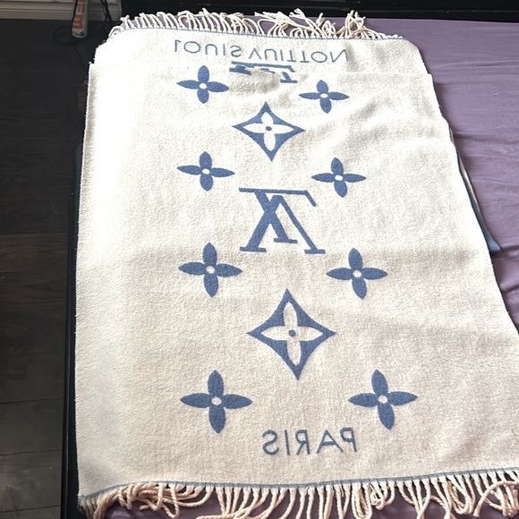 New AutheticLouis Vuitton cashmere reversible scarf-selling I've never been worn - Picture 4 of 4